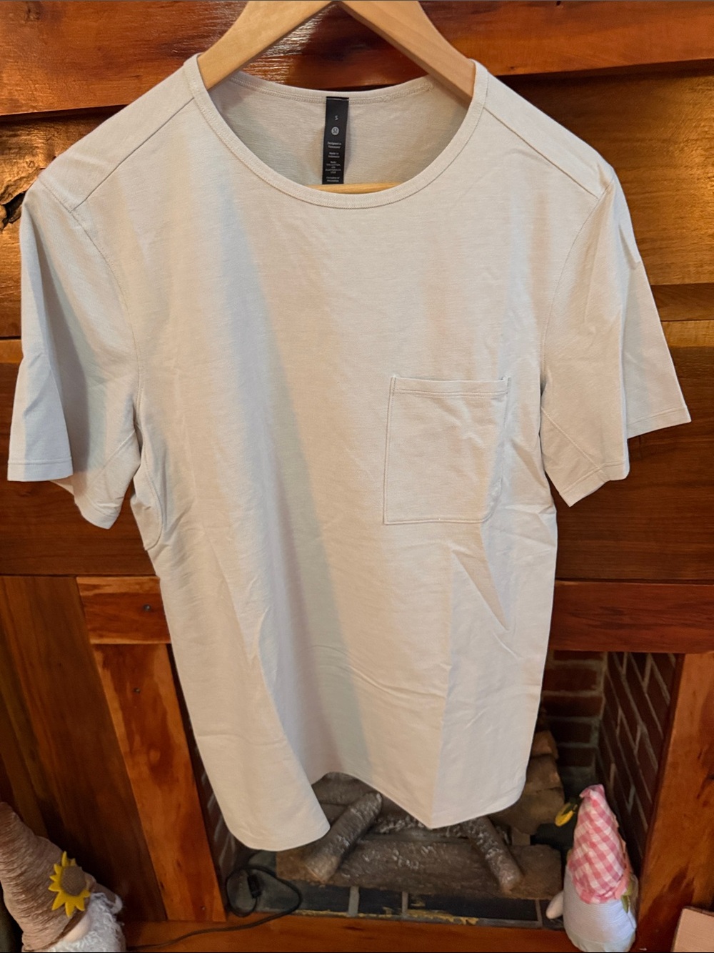 Lululemon Men's Crew Neck Pocket T-Shirt - Light Beige, Size Small